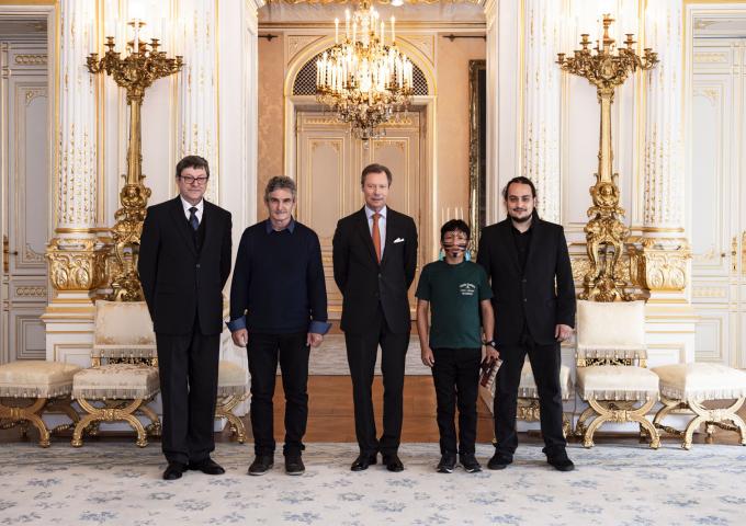 Le Grand-Duc entouré des invités dans la salle des fêtes