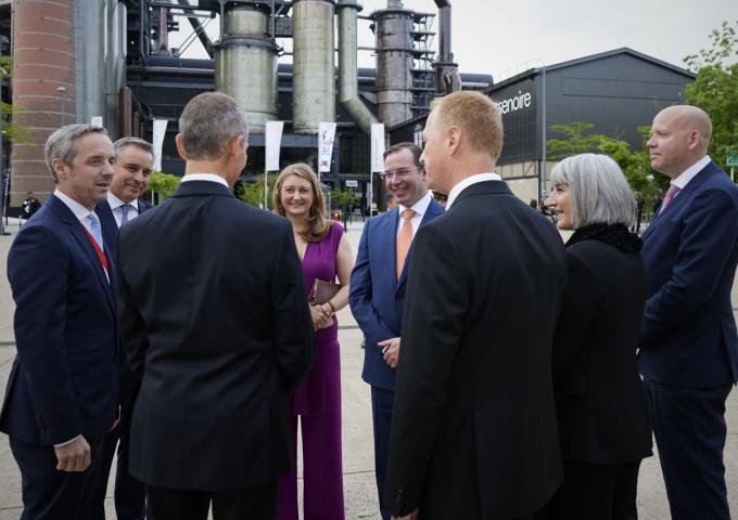 Leurs Altesses Royales échangent devant la Rockhal