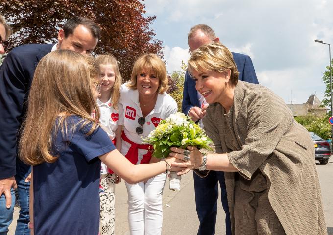 Une fille remet un bouquet de fleurs à la Grande-Duchesse
