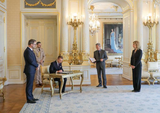 Le Grand-Duc signe l'arrêté