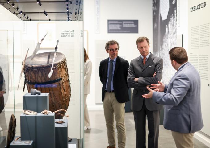 Le Grand-Duc écoute les explications du commissaire général de l'exposition