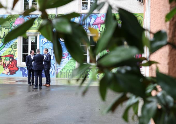 Discussions à l'extérieur du centre socio-éducatif