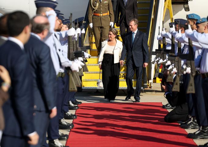 Le Couple grand-ducal s'apprête à descendre de l'avion