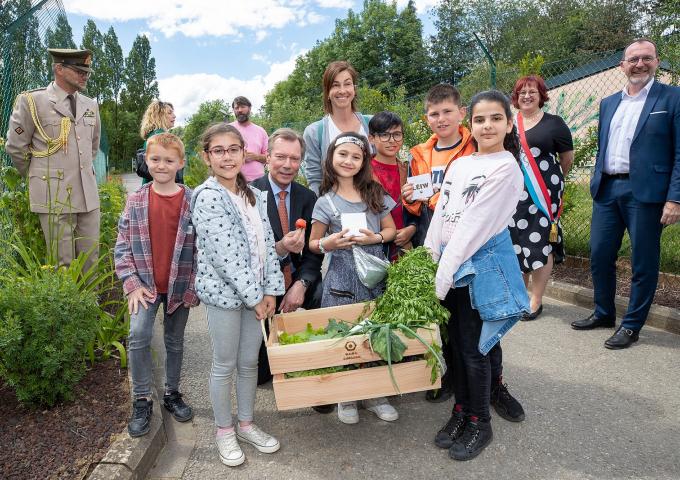 Le Grand-Duc est entouré des enfants de la Maison Relais Belvaux