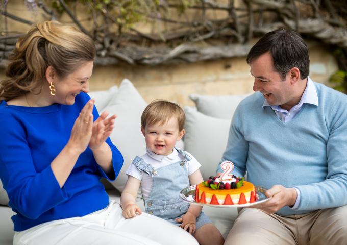 Le Couple Héritier et le prince Charles avec son gâteau d'anniversaire