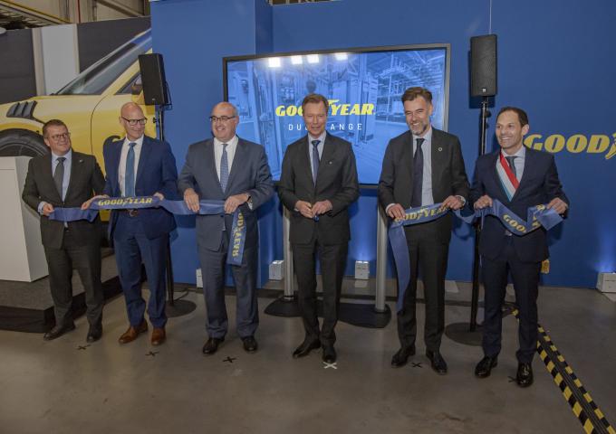 Coupée du ruban à l'occasion de l'inauguration de l'usine Goodyear Dunlop