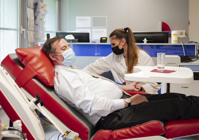 Une infirmière prépare le Prince pour un don de sang