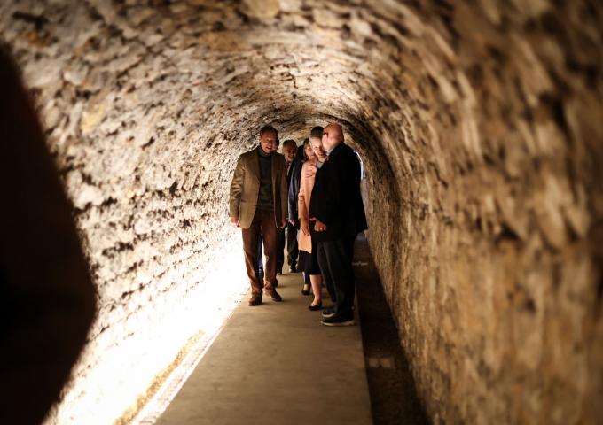 Le Grand-Duc et les invités dans une galerie