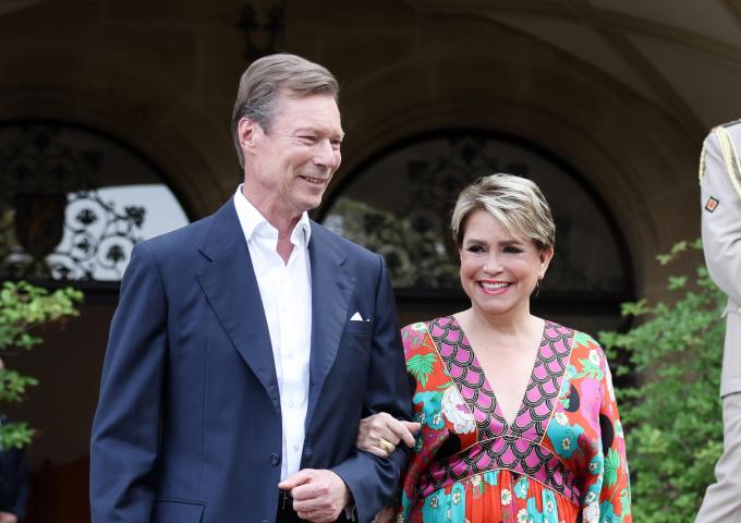 Le Couple grand-ducal descend les escaliers pour rencontrer les habitants