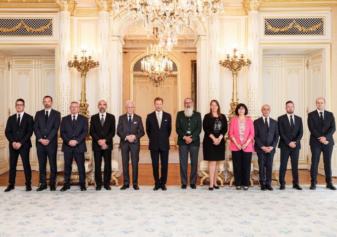Le Grand-Duc entouré des récipiendaires de la Promotion 2022