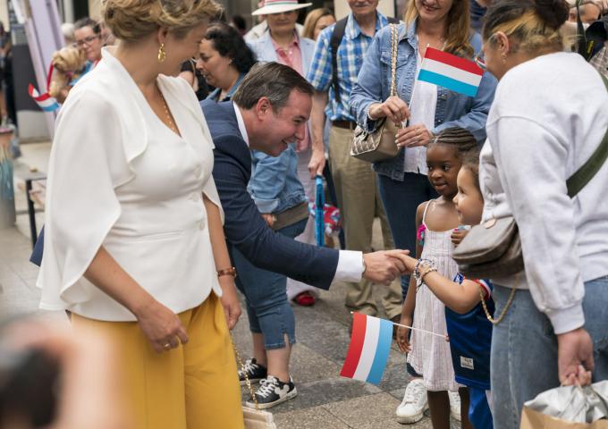 Le Prince salue un jeune enfant