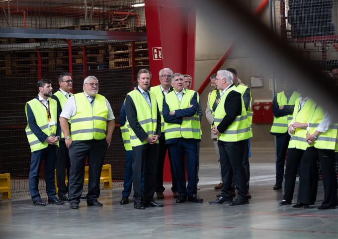 Le Grand-Duc et les invités reçoivent des explications dans un hall