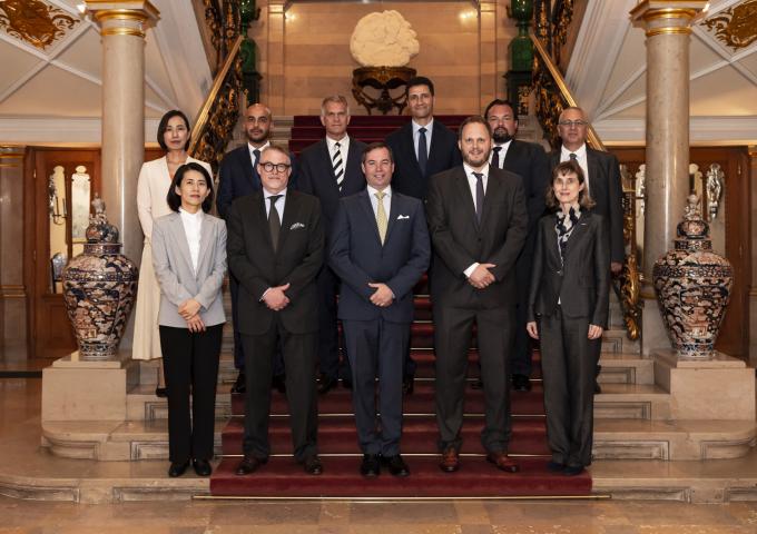 Le Prince Guillaume entouré des directeurs LTIO