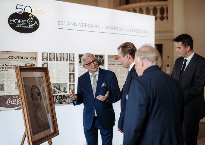 Le Grand-Duc reçoit des explications sur la petite exposition Horesca