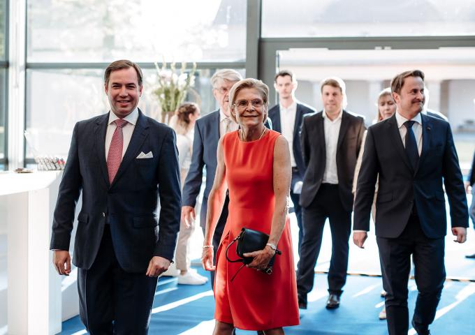 Le Prince Guillaume arrive à la séance académique