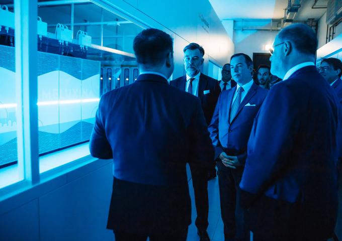 Le Prince et le ministre reçoivent des explications sur le superordinateur