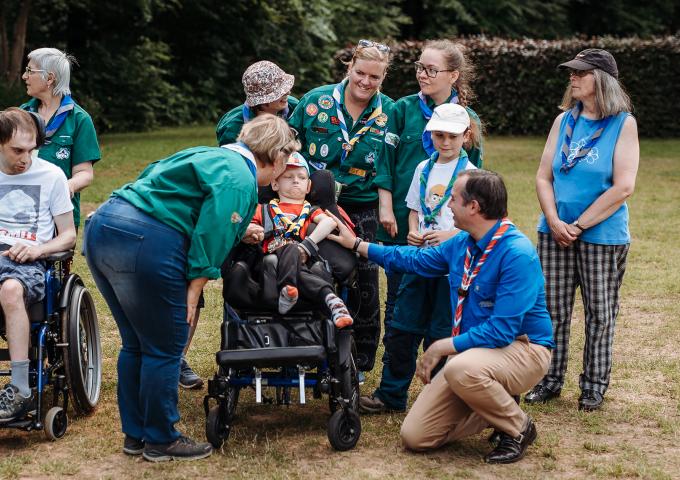 Le Prince Héritier parle avec un jeune Gamma Scout assis dans une chaise roulante
