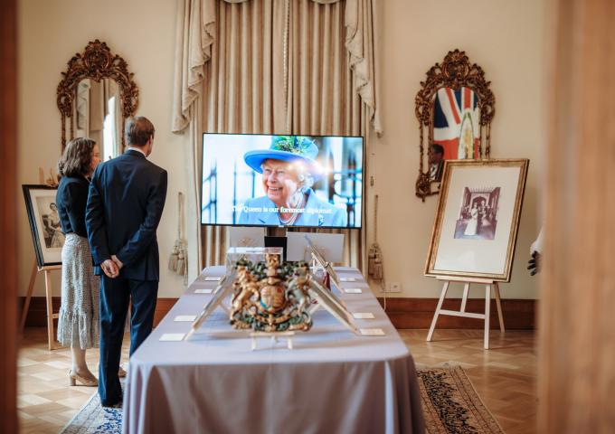 Le Grand-Duc et l'Ambassadrice regardent une vidéo de la reine Elisabeth II