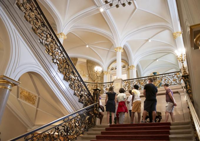 Les élèves reçoivent des explications sur l'escalier d'honneur