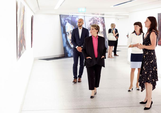 La Grande-Duchesse observe une oeuvre de Gilliane Warzée