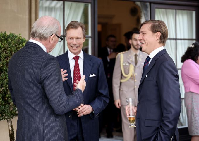 Le Prince Louis et le Grand-Duc échangent avec un invité