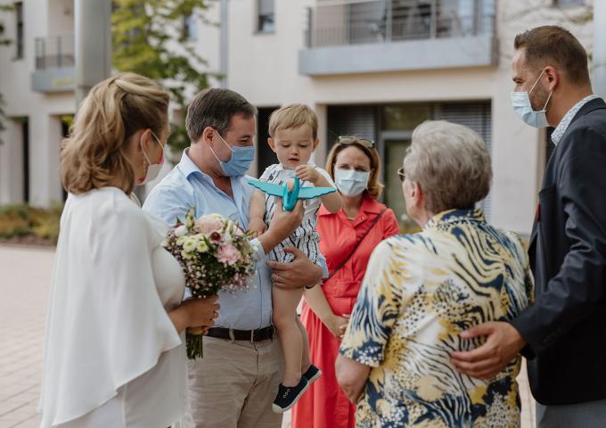 Le Couple héritier et le Prince Charles sont accueillis au Servior