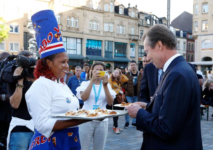 Le Grand-Duc se voit servir un plateau avec des spécialités capverdiennes