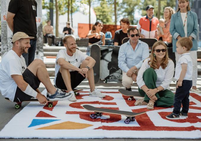 Le Prince Charles devant ses parents et les organisateurs