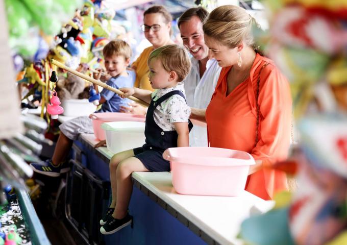 Le Prince Charles essaye la pêche aux canards