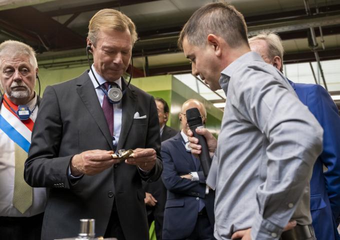 Le Grand-Duc observe un robinet qu'il tient dans ses mains