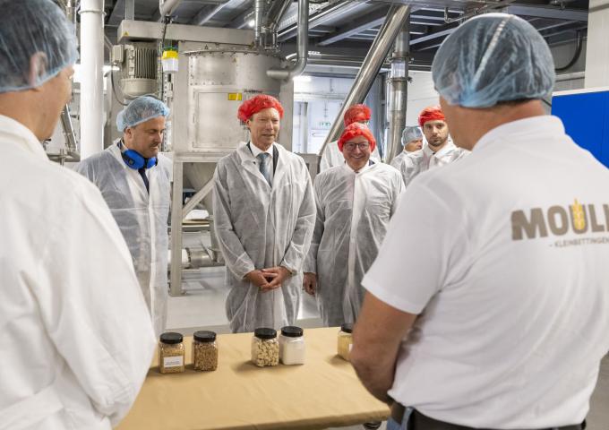 Le Grand-Duc reçoit des explications sur les céréales