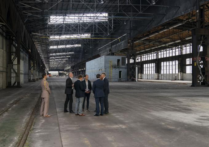 Les invités dans l'usine désaffectée