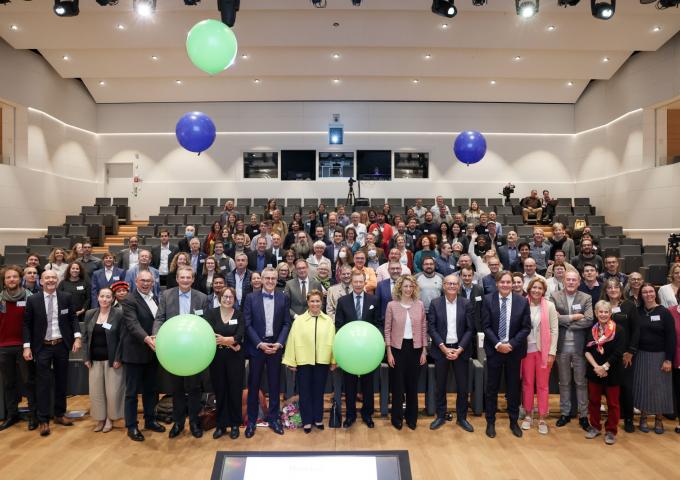 Photo de groupe à l'ouverture de la conférence
