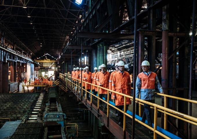 Le Grand-Duc traverse une passerelle de l'usine