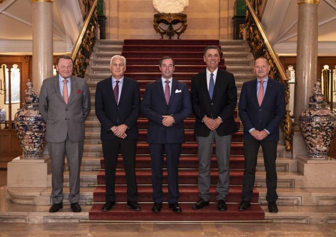 Le Prince Guillaume entouré d'une délégation "Guardian Industries"