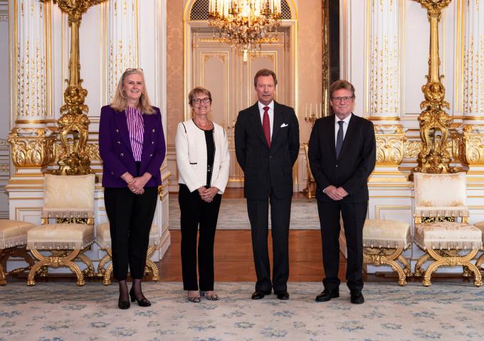 Le Grand-Duc est entouré de représentants de l'institut Max Planck