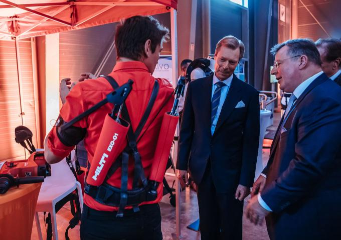 Le Grand-Duc assiste à une démonstration d'un exosquelette pour travaux