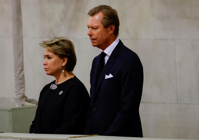 Le Grand-Duc et la Grande-Duchesse se recueillent devant le cercueil de la Reine