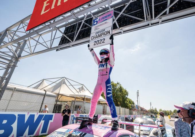 Dylan Pereira célèbre sa victoire en Porsche Supercup