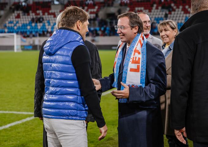 Le Prince échange avec le sélectionneur Luc Holtz