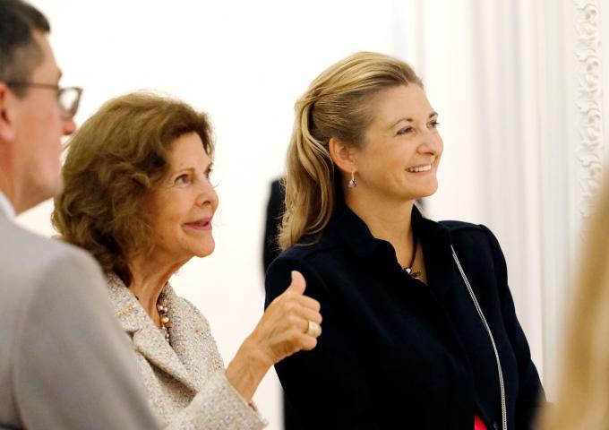 La Princesse Stéphanie et la Reine de Suède observent un tableau