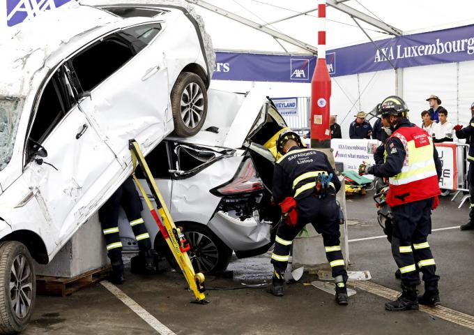 Des pompiers durant une démonstration de secours routiers