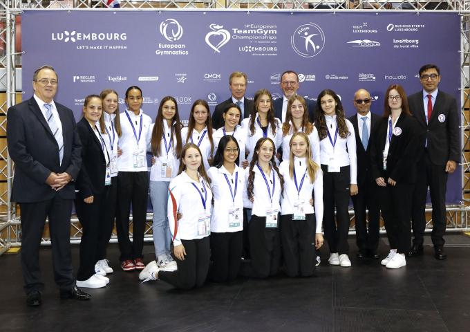 Le Grand-Duc lors d'un photocall avec les gymnastes luxembourgeoises