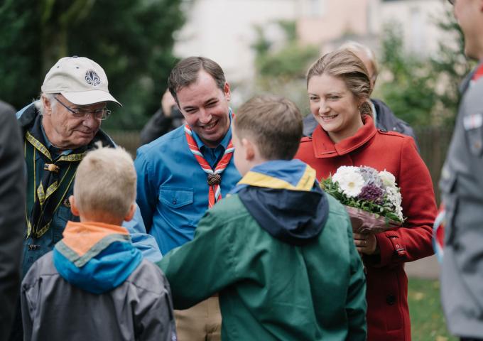 Le Roi de Suède salue un jeune Scout