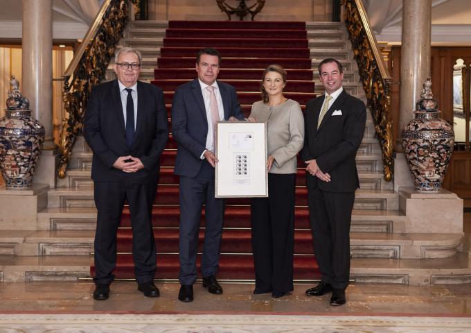 Le Couple héritier et les invités devant les escaliers d'honneur