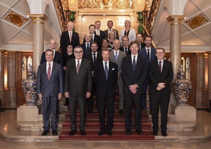 Photo de groupe dans l'escalier d'honneur