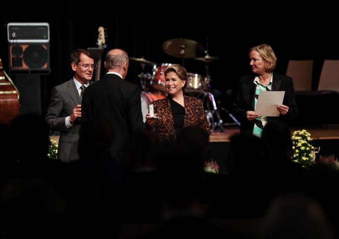 La Grande-Duchesse remet une médaille à un donneur de sang