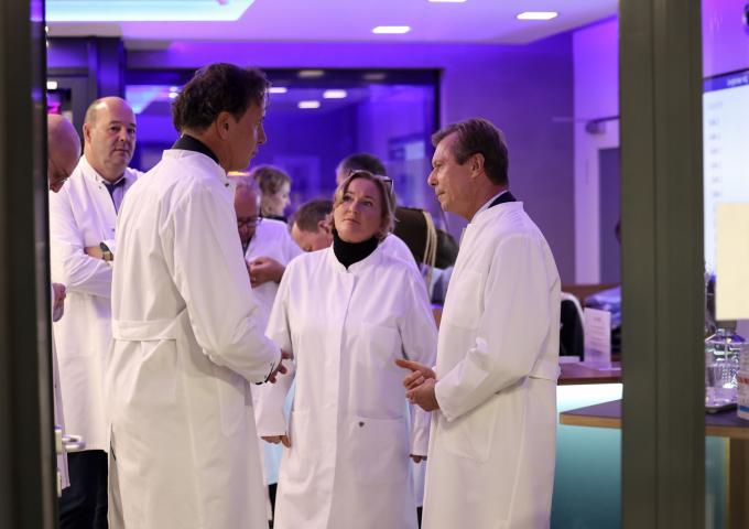 Le Grand-Duc et la ministre échangent avec un responsable du laboratoire