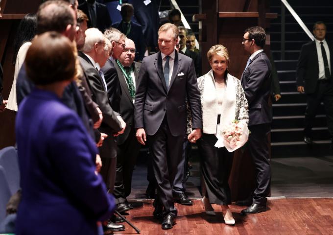 Le Couple grand-ducal rentre dans la salle de concert