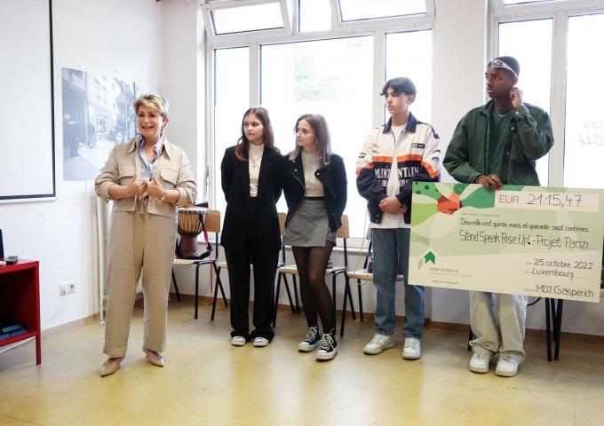 La Grande-Duchesse lors de la remise d'un chèque